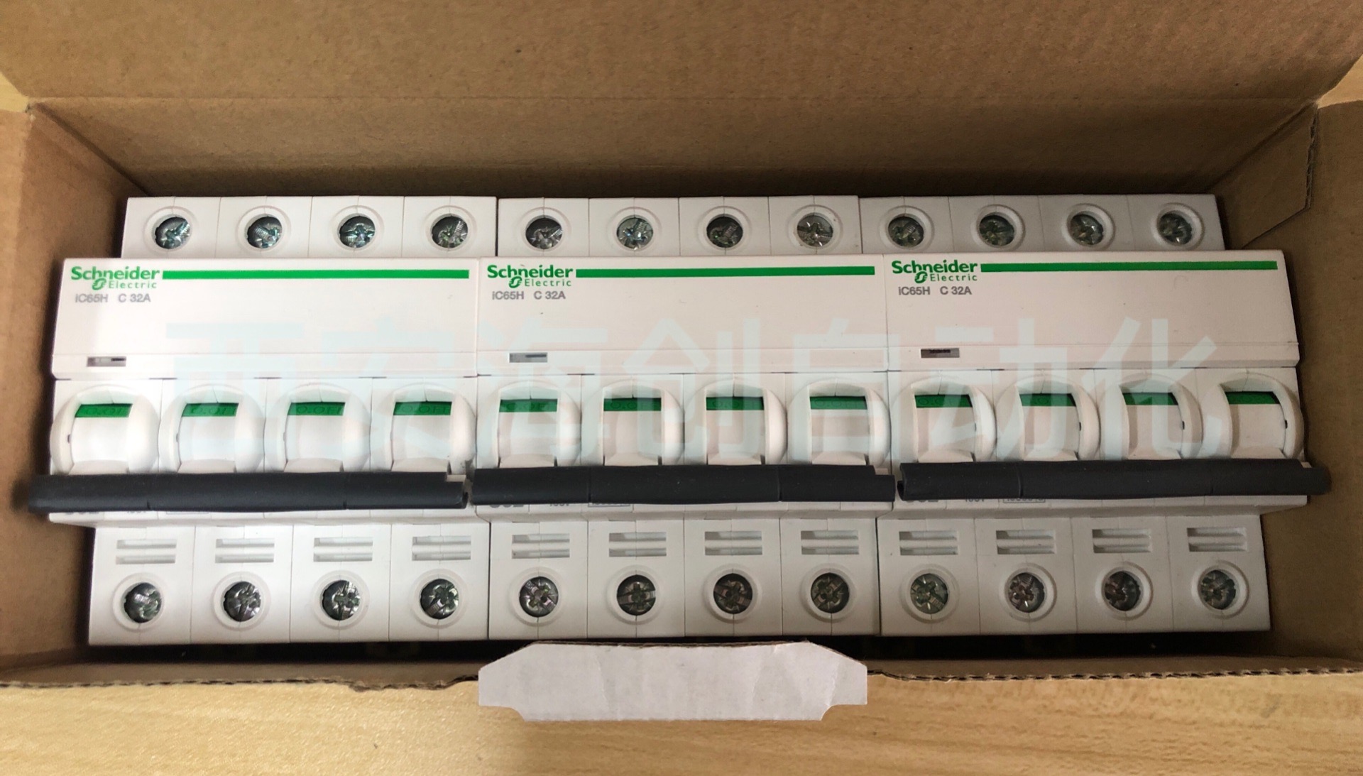 施耐德断路器IC65H 4P C32A整盒.jpg